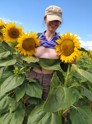 foto amatoriale These lustful sunflowers make me horny