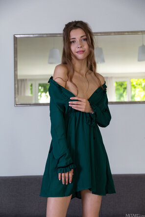 foto amateur Mila Azul - Green Dress, Nogeti (Metart) (Sexart)