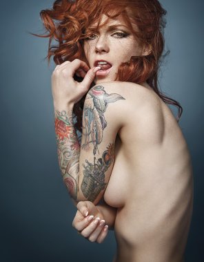 zdjęcie amatorskie Tattooed model Hattie Watson photography by Christian Saint.