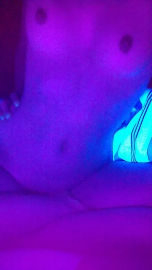 foto amatoriale Using my blacklight to see if I'm a dirty girl, what do you think [F19]
