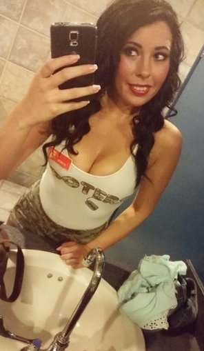 amateur pic Hooters girl