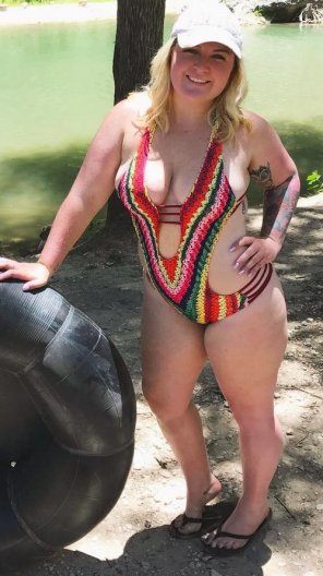 zdjęcie amatorskie That bathing suit, goddamn