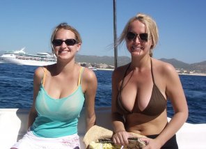 foto amadora The twins on a boat