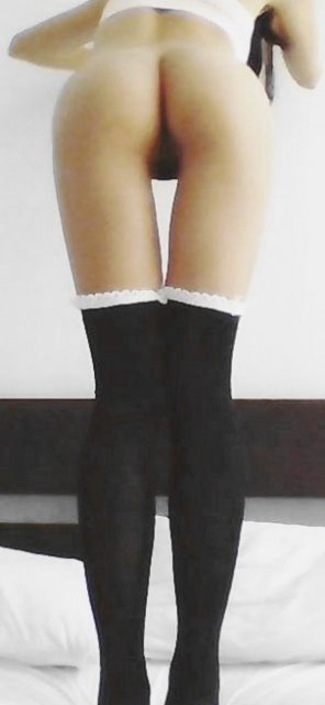 foto amateur Just knee highs and a bra <3