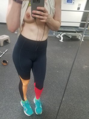 photo amateur Gym at the of[f]ice counts, right?