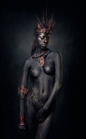 foto amadora Queen of Ember body paint
