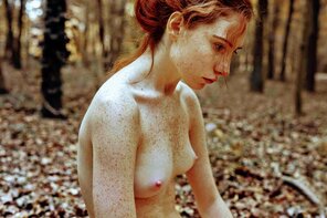 zdjęcie amatorskie Girl in the woods