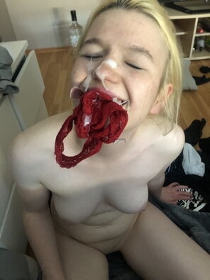 zdjęcie amatorskie Eat her Wet panties, and enjoys a facial, Great cumslut or?