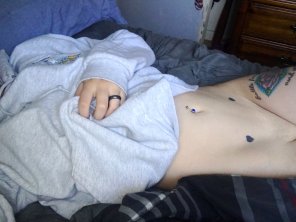 zdjęcie amatorskie Daddy's hoodies are the best to sleep in! [F]