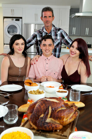 foto amatoriale did_you_get_your_stepsister_pregnant_on_thanksgiving_002