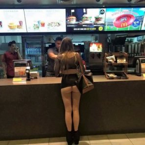 zdjęcie amatorskie Can I get some fries with those buns?