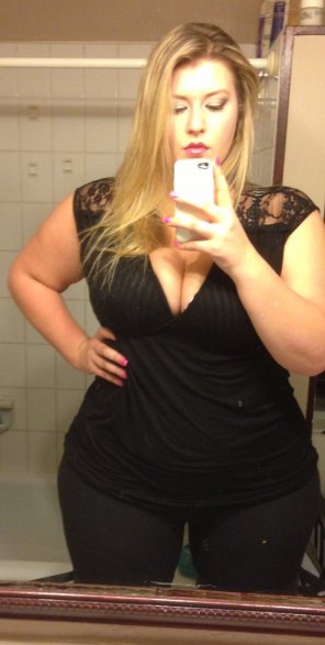 amateur pic Curvy in the mirror