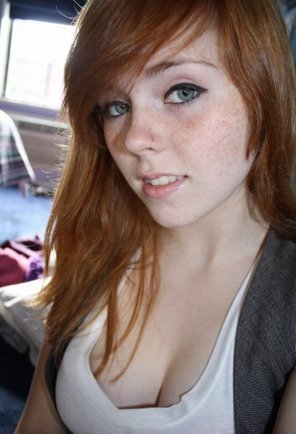 foto amateur Redhead; freckles and cleavage