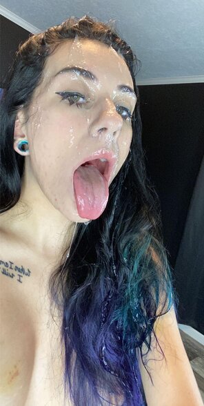 looking for wet slobbery girls covered in spit and cum