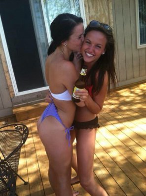 photo amateur Embarrassing her friend with a wedgie
