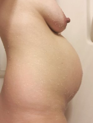 amateur pic 23wk profile in the shower