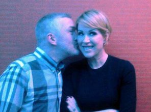 foto amatoriale /u/pete_mescalero meets Molly Ringwald, gives her a kiss on the cheek