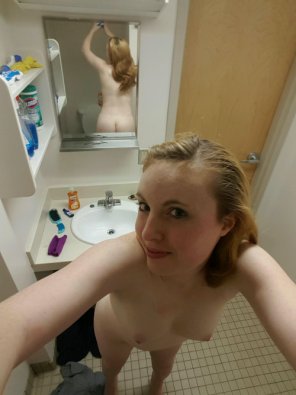 photo amateur Doing her best to show tits and ass.