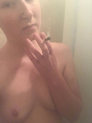 amateur-Foto Original ContentEveryone takes joints in the shower with them, right? ðŸš¿ðŸ’¨