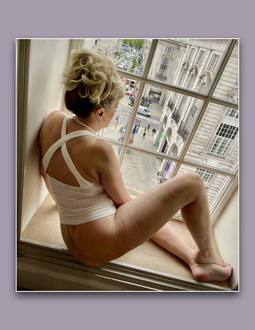 ‎Boobs in full view.‎34