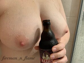 foto amadora [Image] Flame enjoying a Belgian brew with her shower today