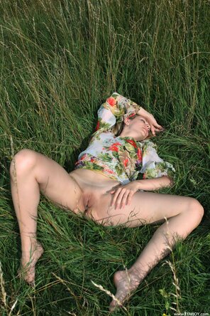 photo amateur Sexy teen Thea naked in the fields.