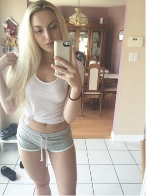 zdjęcie amatorskie Blonde With Little Shorts and Nice Legs