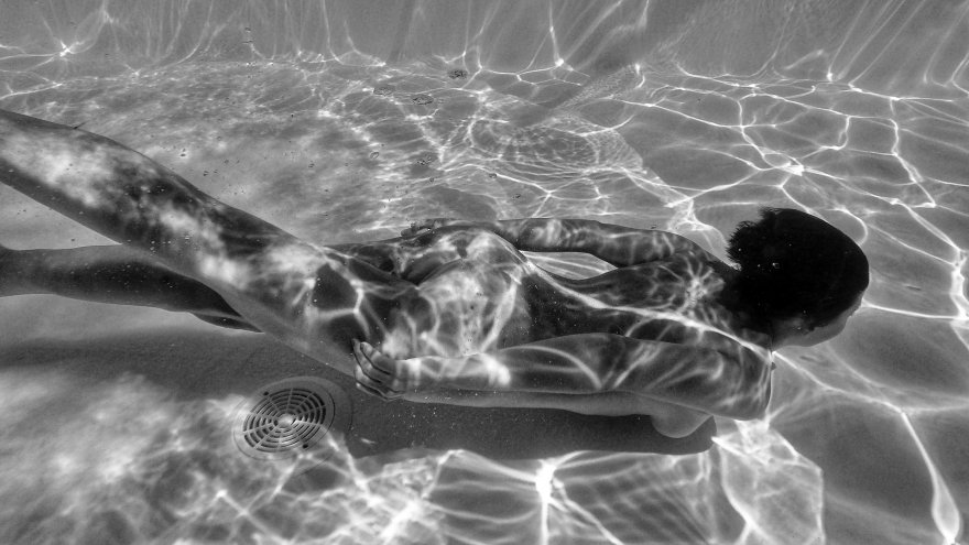 Underwater [f]un nude