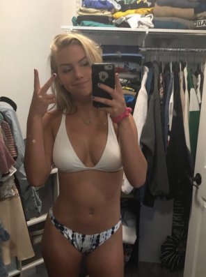 amateur-Foto Blonde in a bikini in a closet