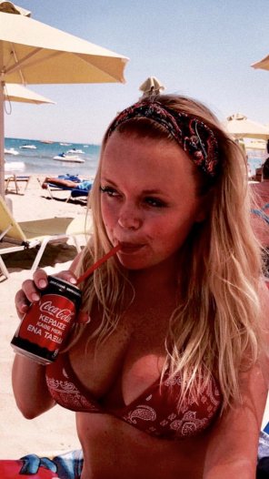 zdjęcie amatorskie Coke on the beach