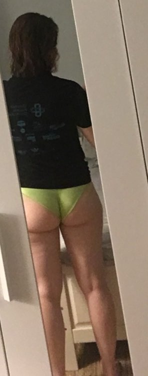 foto amateur Green panties in the mirror