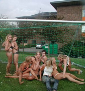 zdjęcie amatorskie A big group of girls playing outside
