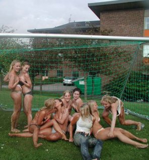 foto amadora A big group of girls playing outside