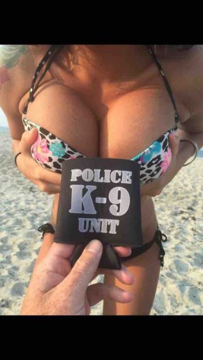 foto amadora show some support for the K-9 unit