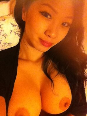 foto amateur asian-tits-out-selfie-t7tvkq