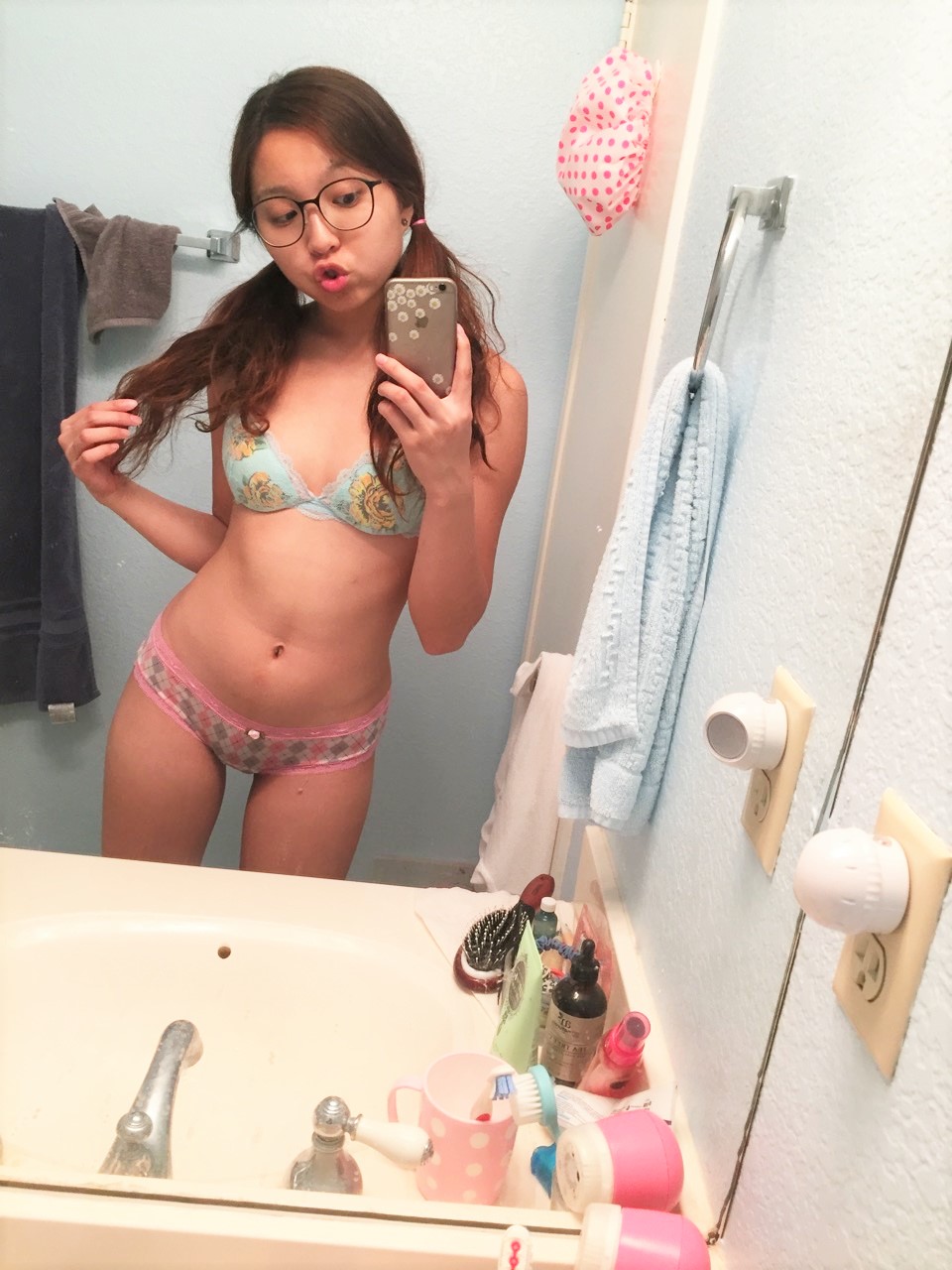 Petite Asian Teen Takes Nude Selfies - 1615716287382 Porn
