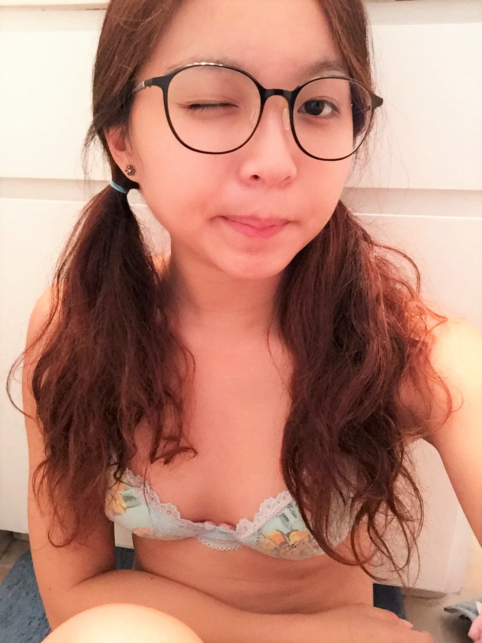 Petite Asian Teen Takes Nude Selfies - HT4jtBT Porn photo