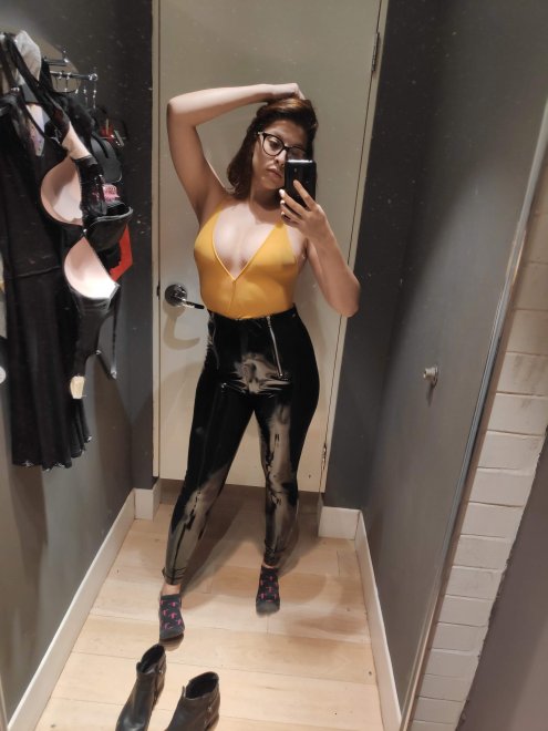 [F] Changing room pic