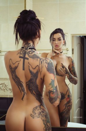 foto amadora Tattoo Shoulder Back Joint 
