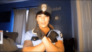 zdjęcie amatorskie Lady Cop Flexes Giant Biceps
