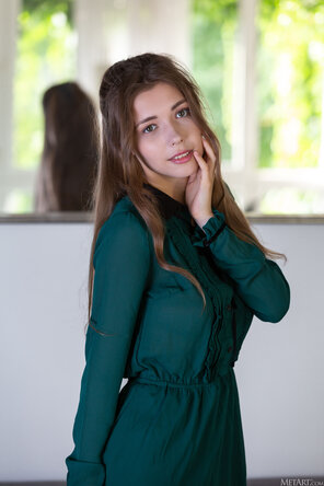foto amateur MetArt_Green-Dress_Mila-Azul_high_0003