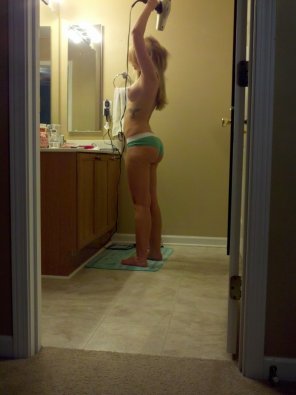 amateur pic Drying the hair