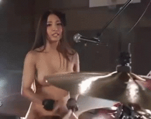 zdjęcie amatorskie Nude Drummer from Japanese Girls Band