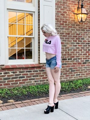 amateur-Foto Crop top, shorts, and pale legs
