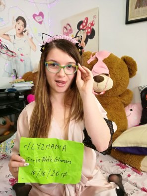 foto amadora As appreciaton here is a picture with my green glasses and Fansign/verification