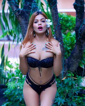 foto amadora Instagram Naina jones official sexy bikini photoshoot