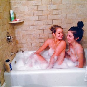 foto amadora Rub-a-dub-dub, having fun in the tub!
