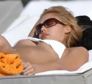foto amadora Jessica Alba relaxing while getting a nice tan