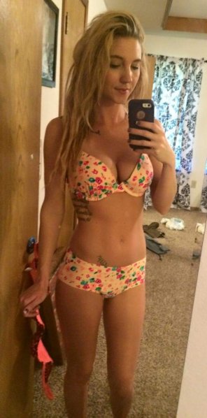 photo amateur Hot blonde in bikini from small town