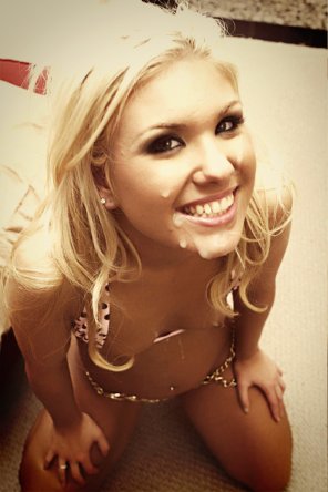 zdjęcie amatorskie smiling blonde